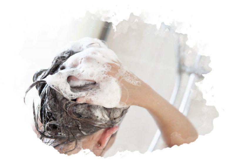 мыть голову шампунем