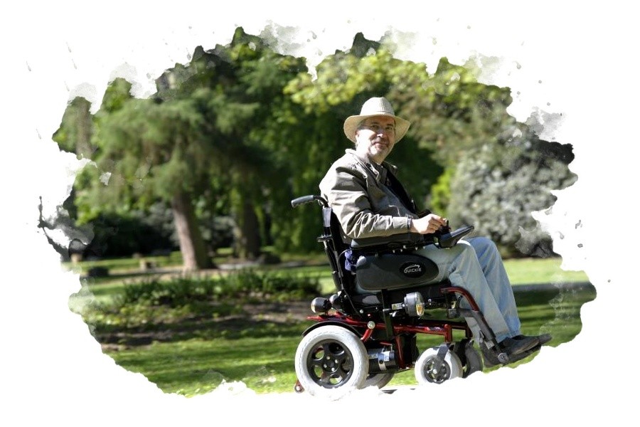 пожилой человек в инвалидной коляске