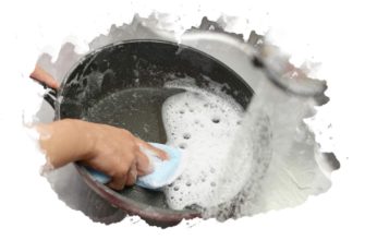 чистить сковороду