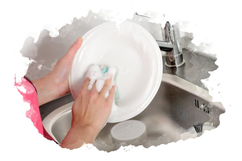 мыть посуду водой