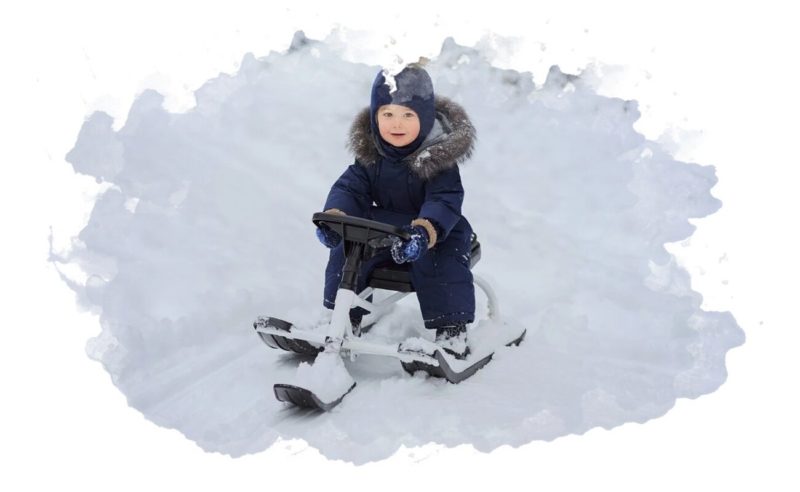 ребенок на снегокате